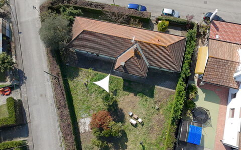 Villa Camerini, Nature, Bikes and Beaches: Zone Résidentielle, Maison, Toit, Quartier, Domicile, Lot Terre, Banlieue, Aménagement Paysager, Biens, Jardin