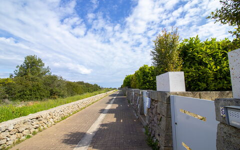 Villa i Gabbiani Otranto: Ciel, Bleu, Jour, Rue, Passerelle, Lumière Du Soleil, Trottoir, Mur De Pierre, Piste, Chemin