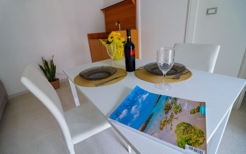 Elaia'S House Cannole: Meubles, Table, Design Intérieur, Sol, Chaise, Sol, Salle À Manger, Table Cuisine Et Salle A Manger, Pièce, Nappe De Table