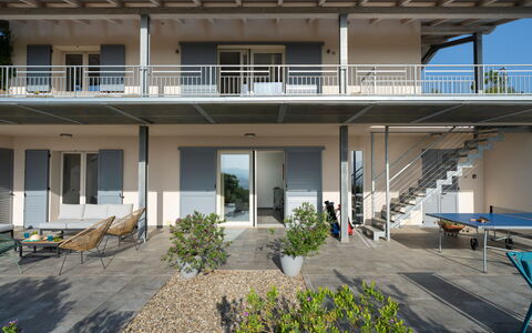 Villa Ombrone: Domicile, Composite, Balcon, Ombre, Porche, Biens, Structure En Plein Air, Conception, Cour, Chaise