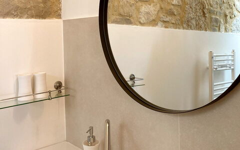 Villa Ombrone: Mur, Miroir, Luminaire Plomberie, Design Intérieur, Salle De Bains, Lavabo, Plomberie, Robinet, Évier, Tuile