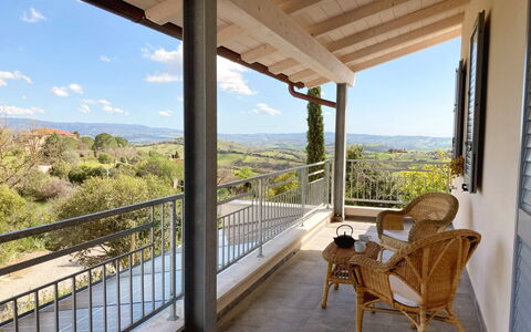 Villa Ombrone: Meubles, Porche, Chaise, Balcon, Table Cuisine Et Salle A Manger, Plafond, Ombre, Tache De Bois, Mobilier De Jardin, Dur