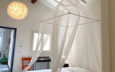 Villa Ombrone: Design Intérieur, Moustiquaire, Meubles, Lit, Chambre, Bois, Sol, Plafond, Lit À Baldaquin, Éclairage