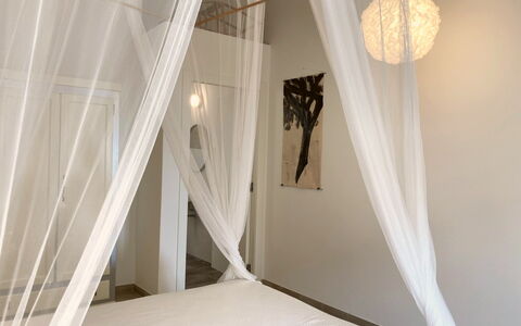 Villa Ombrone: Moustiquaire, Design Intérieur, Bois, Chambre, Textile, Éclairage, Lit À Baldaquin, Sol, Meubles, Lit