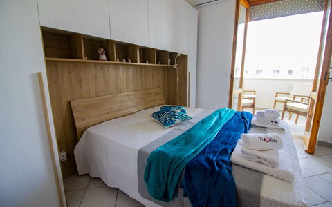 Anisia'S Home Otranto: Lit, Meubles, Chambre, Design Intérieur, Sol, Sol, Drap De Lit, Bois, Literie, Textile
