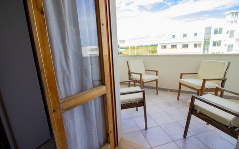 Anisia'S Home Otranto: Bois, Sol, Appartement, Dur, Tache De Bois, Balcon, Chaise, Parquet, Daylighting, Planche