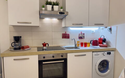 Studio Piccolo al Verticale - Levanto: Appareil De Cuisine, Cuisine, Principaux Appliance, Comptoir, Électroménager, Cabinetry, Design Intérieur, Sol, Machine À Laver, Le Fourneau