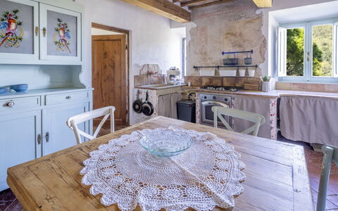 House in Sassa, Historic Tuscany Village, View: Meubles, Design Intérieur, Sol, Bois, Table, Chaise, Sol, Cuisine, Table Cuisine Et Salle A Manger, Pièce