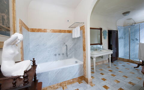 Castello di Cabbiavoli: Sol, Design Intérieur, Sol, Baignoire, Luminaire Plomberie, Éclairage, Meubles, Salle De Bains, Plafond, Pièce