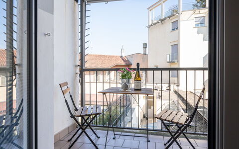 Alba 46: Balcon, Appartement, Le Fer, Balustrade, Métal, Porche, Chaise, Verre, Balustre, Aluminium