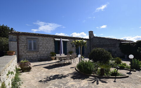 Villa Il Carato, Private Pool, Modica: Domicile, Porte, Pot De Fleur, Chalet, Jardin, Dalle, Plante D'Appartement, Aménagement Paysager, Mur De Pierre, Biens