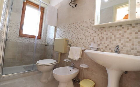 Alice: Salle De Bains, Sol, Luminaire Plomberie, Sol, Design Intérieur, Lavabo, Siège De Toilette, Toilette, Évier, Plomberie