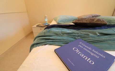 Alice: Chambre, Lit, Drap De Lit, Linge, Literie, Meubles, Cadre De Lit, Pièce, Oreiller, Throw Pillow