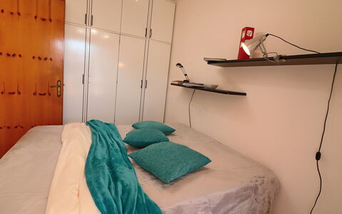Myriam: Meubles, Lit, Chambre, Mur, Drap De Lit, Design Intérieur, Sol, Sol, Literie, Pièce