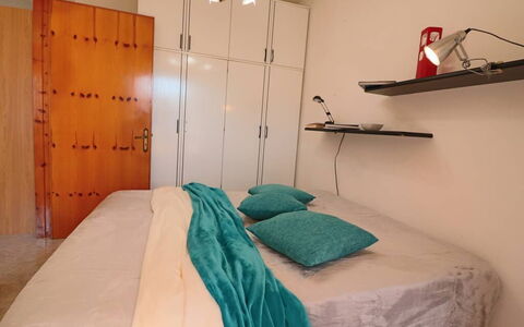 Myriam: Lit, Meubles, Chambre, Mur, Design Intérieur, Drap De Lit, Literie, Sol, Sol, Pièce