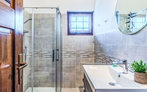 Lidia: Salle De Bains, Luminaire Plomberie, Sol, Design Intérieur, Sol, Robinet, Évier, Plomberie, Tuile, Lavabo