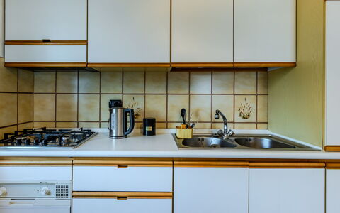 Lidia: Cuisine, Appareil De Cuisine, Comptoir, Principaux Appliance, Design Intérieur, Bois, Cabinetry, Cuisinière, Evier, Le Fourneau