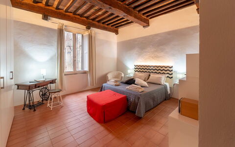 Le Loggine del Pignatello Apartment, Siena City: Mur, Chambre, Design Intérieur, Lit, Meubles, Sol, Sol, Drap De Lit, Plafond, Literie