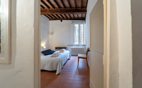Le Loggine del Pignatello Apartment, Siena City: Mur, Bois, Plafond, Sol, Chambre, Design Intérieur, Sol, Drap De Lit, Pièce, Lit