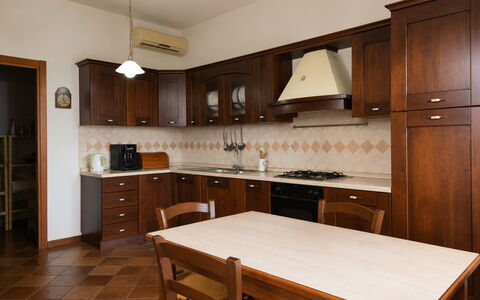 Villa Margi: Sol, Meubles, Bois, Design Intérieur, Cuisine, Cabinetry, Sol, Comptoir, Placard, Marron