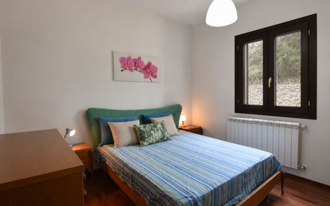 Villa Margi: Lit, Meubles, Design Intérieur, Literie, Chambre, Drap De Lit, Mur, Pièce, Bois, Sol