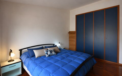 Villa Margi: Lit, Chambre, Meubles, Design Intérieur, Literie, Drap De Lit, Bois, Sol, Pièce, Sol