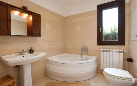 Villa Margi: Salle De Bains, Luminaire Plomberie, Sol, Mur, Design Intérieur, Sol, Évier, Robinet, Baignoire, Lavabo