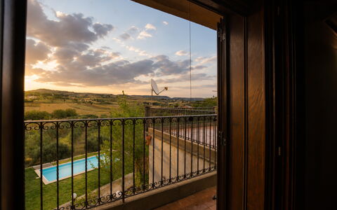Villa Margi: Crépuscule, Soirée, Le Coucher Du Soleil, Balcon, Lever Du Soleil, Cadre De Lit, Literie, Chambre, Lit