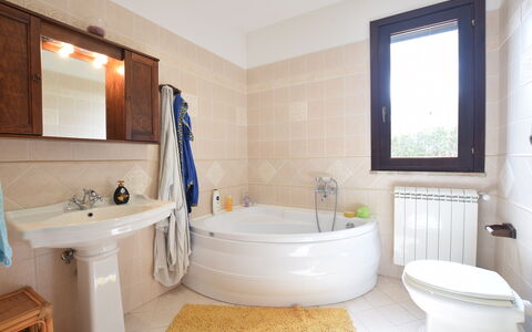 Villa Margi: Salle De Bains, Sol, Luminaire Plomberie, Design Intérieur, Sol, Baignoire, Robinet, Plomberie, Évier, Toilette