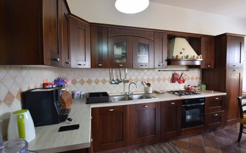 Villa Margi: Cuisine, Appareil De Cuisine, Principaux Appliance, Comptoir, Bois, Meubles, Design Intérieur, Cabinetry, Sol, Cuisinière
