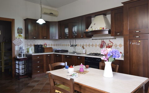 Villa Margi: Meubles, Cuisine, Sol, Bois, Design Intérieur, Comptoir, Cabinetry, Appareil De Cuisine, Sol, Placard