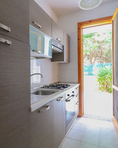 Amanda: Cuisine, Evier, Bois, Comptoir, Appareil De Cuisine, Principaux Appliance, Sol, Domicile, Sol, Design Intérieur