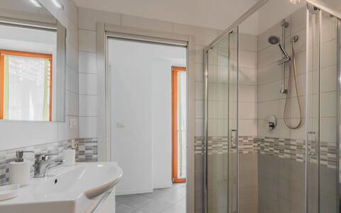 Antica Corte: Design Intérieur, Sol, Luminaire Plomberie, Salle De Bains, Sol, Lavabo, Évier, Plafond, Robinet, Plomberie