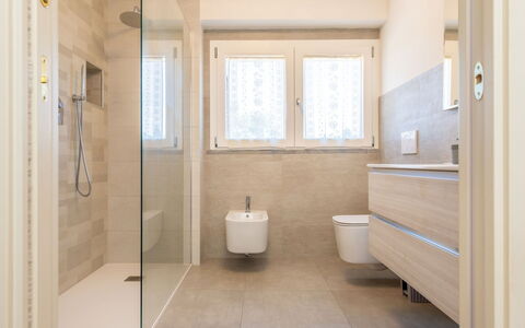 Rose Adriano Home: Salle De Bains, Sol, Sol, Luminaire Plomberie, Design Intérieur, Mur, Toilette, Plomberie, Évier, Robinet