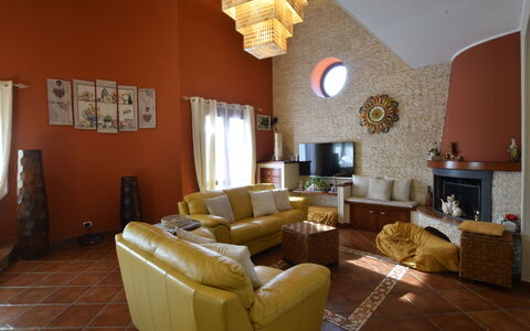 Villa Ina: Meubles, Design Intérieur, Mur, Sol, Plafond, Bois, Pièce, Salon, Sol, Éclairage