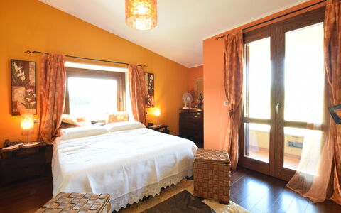 Villa Ina: Meubles, Design Intérieur, Lit, Chambre, Mur, Pièce, Sol, Bois, Plafond, Drap De Lit
