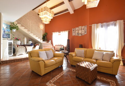 Villa Ina: Meubles, Design Intérieur, Mur, Sol, Canapé, Sol, Plafond, Bois, Salon, Pièce