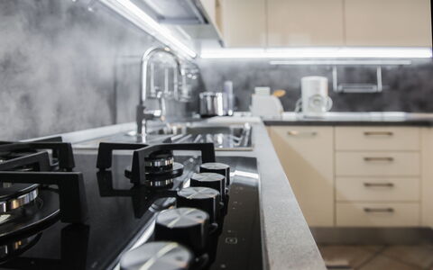 Villa Sole - Exclusive Villa al Conero con Piscina: Appareil De Cuisine, Cuisine, Comptoir, Cuisinière, Principaux Appliance, Électroménager, Gaz Poele, Le Fourneau, Design Intérieur, Cabinetry
