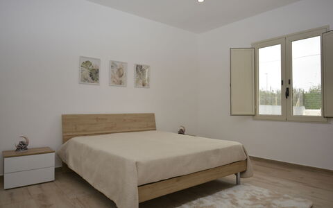 Villa Cosentini: Meubles, Lit, Chambre, Sol, Sol, Design Intérieur, Mur, Bois, Drap De Lit, Literie