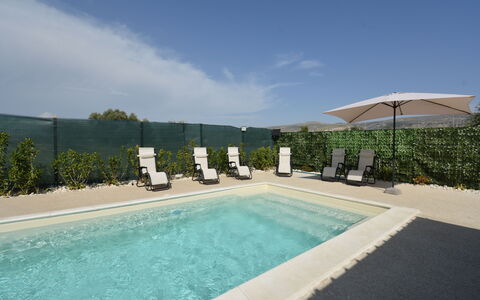 Villa Cosentini: Piscine, Mobilier De Jardin, Parapluie, Jardin, Ombre, Aménagement Paysager, Recours, Villa, Cour, Plante D'Appartement
