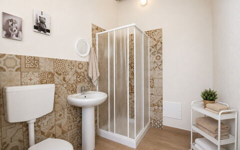 Villa Cosentini: Sol, Sol, Luminaire Plomberie, Salle De Bains, Tuile, Siège De Toilette, Toilette, Fond D'Écran, Plomberie