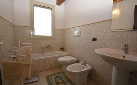 Villa del Monte: Sol, Luminaire Plomberie, Salle De Bains, Mur, Lavabo, Sol, Évier, Design Intérieur, Robinet, Plomberie