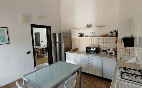 Villa del Monte: Meubles, Sol, Design Intérieur, Sol, Cuisine, Éclairage, Pièce, Plafond, Comptoir, Appareil De Cuisine
