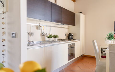 Serafini Holiday Home: Cuisine, Appareil De Cuisine, Comptoir, Principaux Appliance, Design Intérieur, Sol, Meubles, Cabinetry, Domicile, Appartement
