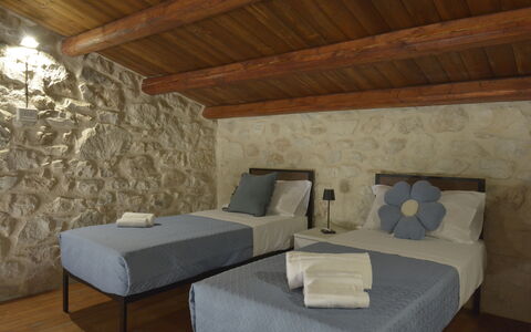 Villa Palmento: Mur, Meubles, Design Intérieur, Chambre, Sol, Sol, Lit, Plafond, Pièce, Cadre De Lit