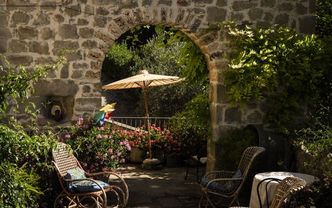 Agriturismo Arcera: Pot De Fleur, Meubles, Jardin, Plante D'Appartement, Mobilier De Jardin, Chaise, Dalle, Cour, Tableau De Plein Air