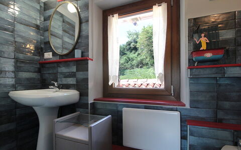Villa 900 Design & Hills Escape: Luminaire Plomberie, Tache De Bois, Dur, Tuile, Planche, Robinet, Plante D'Appartement, Salle De Bains, Lavabo, Plomberie