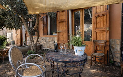 Ranch Salomonello: Meubles, Bois, Chaise, Mobilier De Jardin, Table, Tableau De Plein Air, Pot De Fleur, Porte, Table Cuisine Et Salle A Manger, Dalle