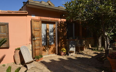 Ranch Salomonello: Pot De Fleur, Porte, Plante D'Appartement, Ombre, Jardin, Accueil Porte, Arrière-Cour, Cour, Tache De Bois, Chaise