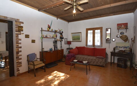Ranch Salomonello: Meubles, Sol, Design Intérieur, Bois, Sol, Table, Plafond, Chaise, Pièce, Éclairage
